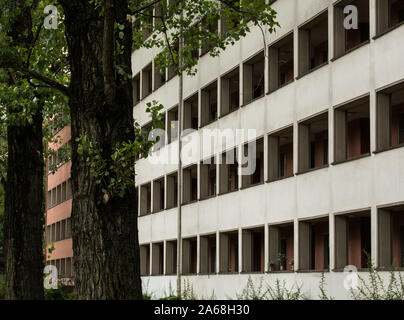 Alte sozialistische Architektur von Pergola House (laubenganghaus) in Friedrichshain, Berlin, Deutschland, lange Korridore die Apartments außerhalb anschließen Stockfoto