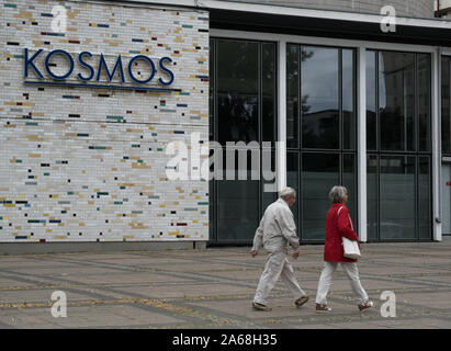 Berlin/Deutschland - 07.09.2019: ehemaliges grosses Kino Kosmos in Friedrichshain, Berlin, Deutschland, Vorderansicht Stockfoto