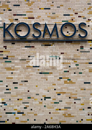 Berlin/Deutschland - 07.09.2019: ehemaliges grosses Kino Kosmos in Friedrichshain, Berlin, Deutschland, Vorderansicht Stockfoto