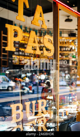 Barcelona, Spanien - 14.November 2017: Pasta Burger Cafe Restaurant Bar Pub im Zentrum von Barcelona mit Schattenrissen von Kunden innerhalb Stockfoto