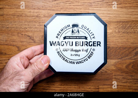 Paris, Frankreich - Okt 4, 2019: Junger Mann Hand über den Küchentisch Wagyu Burger mit Premium Qualität von australischen Wagyu Beef gemacht Stockfoto