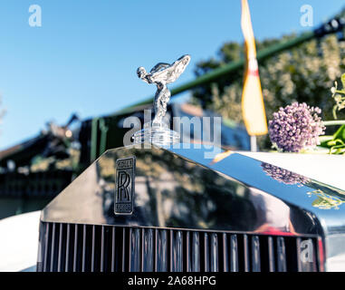 Paris, Frankreich, 21.September 2019: in der Nähe der luxuriösen Rolls-Royce British Luxury Car Schriftzug mit dem Geist der Ekstase Motorhaube Ornament und Blumen auf der Motorhaube Stockfoto