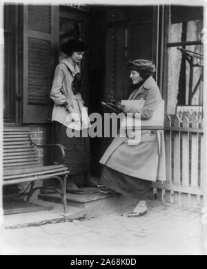 Frau, die Volkszählung von einer anderen Frau an der Tür des Hauses; Frau, die Volkszählung von einer anderen Frau an der Tür des Hauses [in Washington, D.C.]; Stockfoto