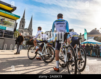 Chartres, Frankreich - Oktober 13, 2019: Team Delko-Marseille Provence warten auf dem Podium während der Mannschaften Präsentation vor dem Herbst Französisch Radfahren Rennen Paris-Tours 2019 Stockfoto