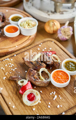 Lamm Zunge Kebab mit Sauerkraut und zwei Saucen. Grill Restaurant Menü. Viele verschiedene Lebensmittel auf dem Tisch. Dinner Party oder Bankett Stockfoto