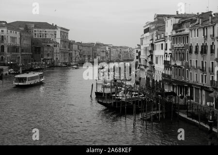 Eine misty am frühen Morgen auf dem Canal Grande von der Rialtobrücke, Venedig, Italien. Schwarz und Weiss Stockfoto