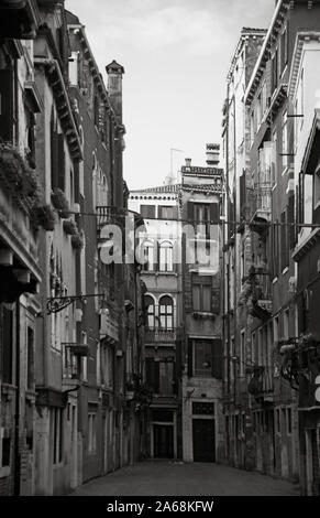 Calle dei Boteri San Polo, Venedig, Italien: am frühen Morgen, bevor die Stände öffnen. Schwarz und Weiss Stockfoto