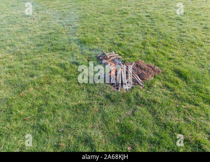 Sequenzielle Reihe von Gebäude- und Lichttechnik überleben Feuer/Lagerfeuer. Not-Feuer, prepping, Überleben Fähigkeiten, rote Flammen. Siehe Erläuterungen. Stockfoto