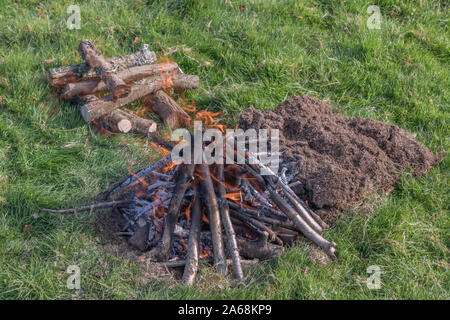 Sequenzielle Reihe & Beleuchtung überleben Feuer/Lagerfeuer. Not-Feuer, prepping, Überleben Fähigkeiten, rote Flammen. Siehe Erläuterungen. Stockfoto