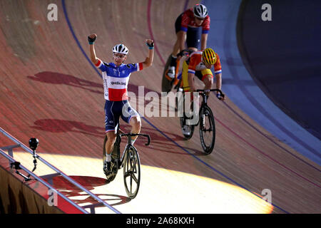 Frankreichs Bryan Coquard feiert den Gewinn der Madison Verfolgung während der Tag drei der sechs Phynova Tag Radfahren bei Lee Valley VeloPark, London. Stockfoto