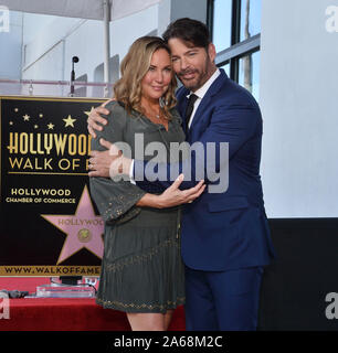 Los Angeles, USA. 24 Okt, 2019. Grammy und Emmy-preisgekrönten amerikanischen Sänger, Komponist, Schauspieler, und Fernsehen host Harry Connick jr. wird von seiner Frau Jill Goodacre während einer enthüllungsfeier ihn ehrt mit dem 2.678 th Stern auf dem Hollywood Walk of Fame in Los Angeles am Donnerstag, Oktober 24th, 2019. Connick's Star ist neben Cole Porter, eines seiner liebsten Songwriter. Foto von Jim Ruymen/UPI Quelle: UPI/Alamy leben Nachrichten Stockfoto