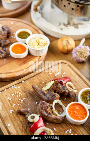 Lamm Zunge Kebab mit Sauerkraut und zwei Saucen. Grill Restaurant Menü. Viele verschiedene Lebensmittel auf dem Tisch. Dinner Party oder Bankett Stockfoto