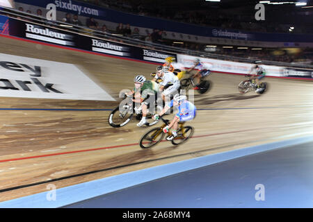 LONDON, VEREINIGTES KÖNIGREICH. 24 Okt, 2019. Mark Cavendish (l) von Großbritannien konkurriert in MenÕs Beseitigung Rennen bei Tag 3 der sechs Tage London 2019 bei Lee Valley VeloPark am Donnerstag, Oktober 24, 2019 in London, Vereinigtes Königreich. Credit: Taka G Wu/Alamy leben Nachrichten Stockfoto