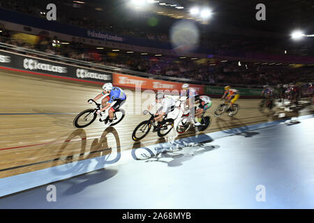 LONDON, VEREINIGTES KÖNIGREICH. 24 Okt, 2019. Elia Viviani und Simone Consonni (Italien) (vorne) in den mens Beseitigung Rennen bei Tag 3 der sechs Tage London 2019 konkurrieren auf Lee Valley VeloPark am Donnerstag, Oktober 24, 2019 in London, Vereinigtes Königreich. Credit: Taka G Wu/Alamy leben Nachrichten Stockfoto