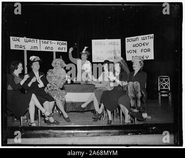 Women's Press Club skit beauftragt Zukunft erste Damen auf, wie zusammen zu bekommen. 5. Die Delegierten des nominating Convention gehören 679,342. 1-2 ehrlich zu Gott newspaperwomen, nicht mitgerechnet socialite, Steinmetze, die nächste Sitzung der ersten Dame, die aus ihrer eigenen Präsidenten abholen kann zu nominieren. Alle Damen sind berücksichtigt. Versuchen Sie, zu entdecken, wenn 'Mrs. Roosevelt wird niederlassen, wenn Frau Taft auf Diät ist, und die Frau Dewey war. Mary Johnson, City Zimmer gal-bab Lincoln, Washington Zeiten-verkünder, Club Editor, corrinne Frazier, WPA, Korrespondent, Frau Elizabeth Mai Craig, Portland, Maine, drücken Sie Stockfoto