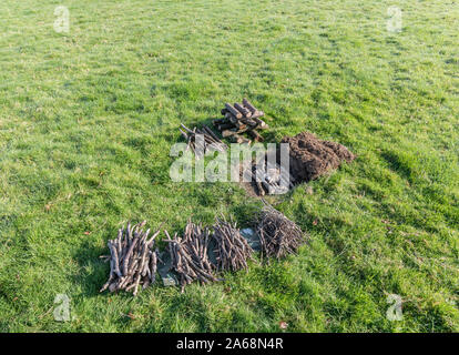 Sequenzielle Reihe von Gebäude- und Lichttechnik überleben Feuer oder Lagerfeuer. Not-Feuer, prepping, überleben Fähigkeiten. Weitere Erläuterungen finden Sie unter . Stockfoto