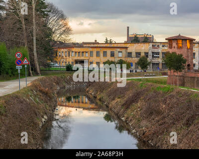 Fußgängerzone Radwege entlang den Ufern des Flusses in einem Park in der Lombardei, Italien Stockfoto