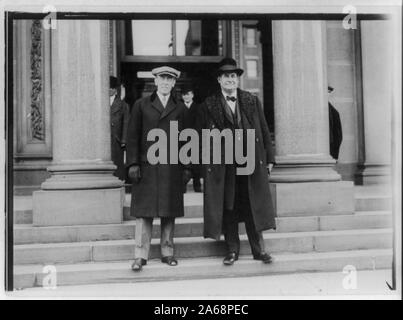 Woodrow Wilson und William Jennings Bryan auf Schritte vor einem Gebäude Stockfoto