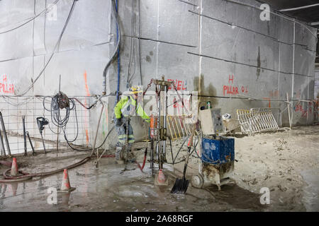 Die Arbeiten Voranschreiten in der Colorado Steinbrüche mine hoch über der treffend benannten Stadt Marmor in Gunnison County, Colorado Stockfoto