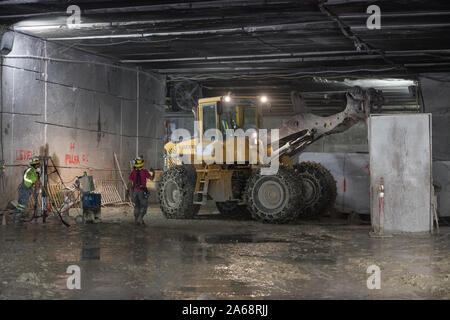 Die Arbeiten Voranschreiten in der Colorado Steinbrüche mine hoch über der treffend benannten Stadt Marmor in Gunnison County, Colorado Stockfoto