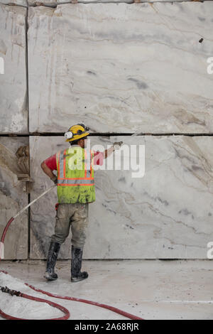 Die Arbeiten Voranschreiten in der Colorado Steinbrüche mine hoch über der treffend benannten Stadt Marmor in Gunnison County, Colorado Stockfoto