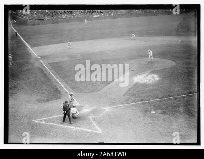 World Series 1913, 4. Spiel, shibe Parks, Doc Crandall Fledermäuse, Chief Bender Pitching (Baseball) Stockfoto