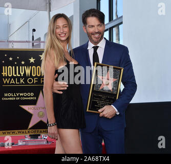 Los Angeles, USA. 24 Okt, 2019. Grammy und Emmy-preisgekrönten amerikanischen Sänger, Komponist, Schauspieler, und Fernsehen host Harry Connick Jr. hält eine Replik Plakette, als er von seiner Tochter Georgia Tatum Connick während einer enthüllungsfeier ihn ehrt mit dem 2.678 th Stern auf dem Hollywood Walk of Fame ist in Los Angeles am Donnerstag, Oktober 24th, 2019. Connick's Star ist neben Cole Porter, eines seiner liebsten Songwriter. Foto von Jim Ruymen/UPI Quelle: UPI/Alamy leben Nachrichten Stockfoto