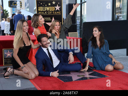 Los Angeles, USA. 24 Okt, 2019. Grammy und Emmy-preisgekrönten amerikanischen Sänger, Komponist, Schauspieler, und Fernsehen host Harry Connick jr. wird von seiner Frau Jill Goodacre (3rd-L) und ihre Töchter Georgien Tatum Connick, Charlotte Connick und Sarah Kate Connick (L-R) während einer enthüllungsfeier ihn ehrt mit dem 2.678 th Stern auf dem Hollywood des Ruhmes in Los Angeles am Donnerstag, Oktober 24th, 2019 laufen. Connick's Star ist neben Cole Porter, eines seiner liebsten Songwriter. Foto von Jim Ruymen/UPI Quelle: UPI/Alamy leben Nachrichten Stockfoto