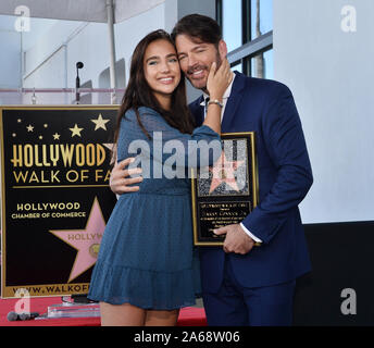 Los Angeles, USA. 24 Okt, 2019. Grammy und Emmy-preisgekrönten amerikanischen Sänger, Komponist, Schauspieler, und Fernsehen host Harry Connick Jr. hält eine Replik Plakette, als er von seiner Tochter Charlotte Connick während einer enthüllungsfeier ihn ehrt mit dem 2.678 th Stern auf dem Hollywood Walk of Fame ist in Los Angeles am Donnerstag, Oktober 24th, 2019. Connick's Star ist neben Cole Porter, eines seiner liebsten Songwriter. Foto von Jim Ruymen/UPI Quelle: UPI/Alamy leben Nachrichten Stockfoto