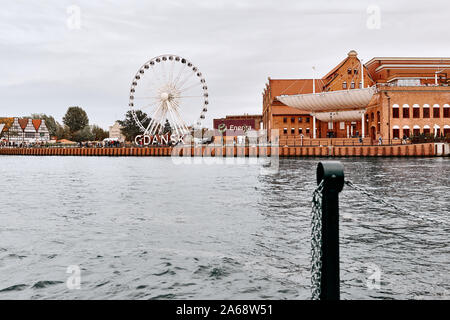 Danzig, Polen - 07 September, 2019: Landschaft der Danziger Altstadt, Fluss Mottlau, Blick auf das Schild mit dem Namen der Stadt Danzig und das Riesenrad Stockfoto