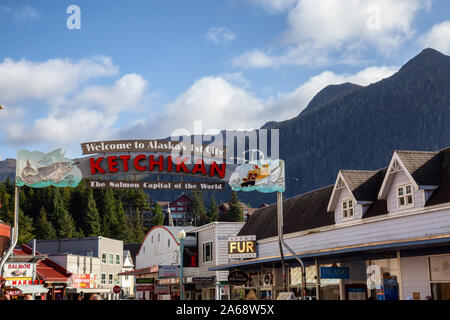 Ketchikan, Alaska, United States - 26. September 2019: Schöne Aussicht auf eine kleine touristische Stadt auf dem Ozean Küste an einem sonnigen Morgen. Stockfoto