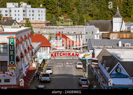 Ketchikan, Alaska, United States - 26. September 2019: Schöne Luftaufnahme von einer kleinen touristischen Stadt am Ozean Küste an einem sonnigen Tag. Stockfoto