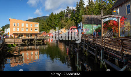 Ketchikan, Alaska, United States - 26. September 2019: Schöner Panoramablick auf eine berühmte Creek Street in einer kleinen touristischen Stadt am Ozean Küste Stockfoto