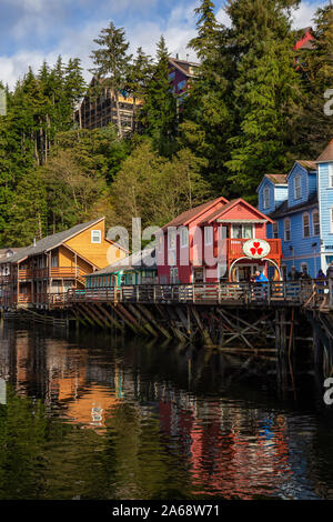 Ketchikan, Alaska, United States - 26. September 2019: Schöne Aussicht auf eine berühmte Creek Street in einer kleinen touristischen Stadt am Ozean Küste während einer s Stockfoto