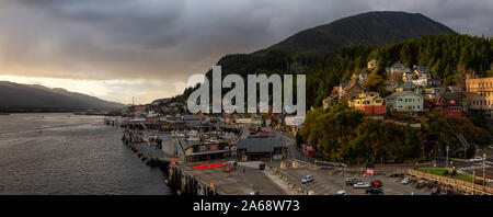 Ketchikan, Alaska, United States - 26. September 2019: Schöne Luftaufnahme von eine kleine touristische Stadt auf dem Ozean Küste während einer stürmischen Ein Stockfoto