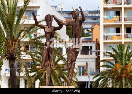 Lloret de Mar, Spanien - August 08, 2011: Monument a la Sardana auf dem Hintergrund der Hotels. Stockfoto