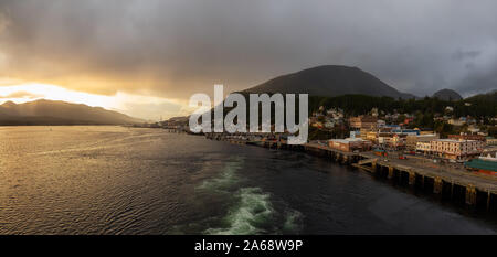 Ketchikan, Alaska, United States - 26. September 2019: Schöne Luftaufnahme von eine kleine touristische Stadt auf dem Ozean Küste während einer stürmischen Ein Stockfoto