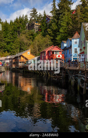 Ketchikan, Alaska, United States - 26. September 2019: Schöne Aussicht auf eine berühmte Creek Street in einer kleinen touristischen Stadt am Ozean Küste während einer s Stockfoto