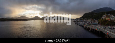 Ketchikan, Alaska, United States - 26. September 2019: Schöne Luftaufnahme von eine kleine touristische Stadt auf dem Ozean Küste während einer stürmischen Ein Stockfoto