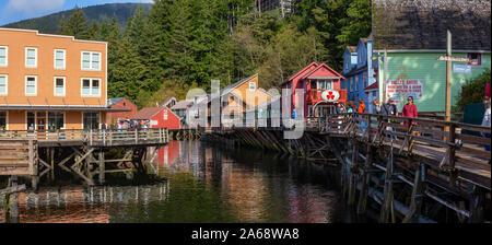 Ketchikan, Alaska, United States - 26. September 2019: Schöner Panoramablick auf eine berühmte Creek Street in einer kleinen touristischen Stadt am Ozean Küste Stockfoto