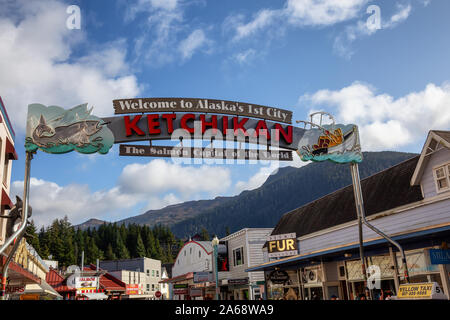 Ketchikan, Alaska, United States - 26. September 2019: Schöne Aussicht auf eine kleine touristische Stadt auf dem Ozean Küste an einem sonnigen Morgen. Stockfoto