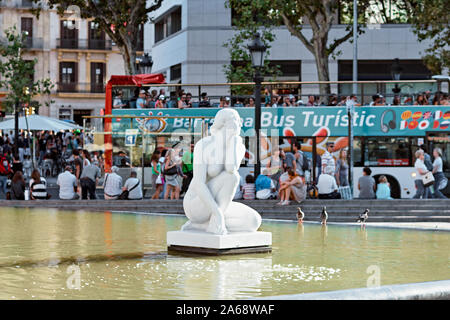 BARCELONA, SPANIEN - August 08, 2011 :: Katalonien Square (Placa de Catalunya) in Barcelona. Skulptur La Diosa (die Göttin). Stockfoto