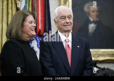 American Racing Magnat Roger Penske (R) und seine Frau Kathy Penske (L) hören als US-Präsident Donald J. Trumpf Erläuterungen während der Presidential Medal of Freedom Zeremonie liefert im Oval Office des Weißen Hauses in Washington, DC am Donnerstag, 24. Oktober 2019. Die Medaille der Freiheit wird durch den Präsidenten, Bürgern, die eine "besonders verdienstvollen Beitrag zur Sicherheit oder nationalen Interessen der Vereinigten Staaten, oder den Frieden in der Welt stellen vergeben, oder kulturelle oder andere bedeutende öffentliche oder private Unternehmungen." Foto von Shawn Thew/UPI Stockfoto