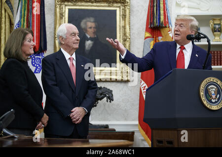 American Racing Magnat Roger Penske (R) und seine Frau Kathy Penske (L) hören als US-Präsident Donald J. Trumpf Erläuterungen während der Presidential Medal of Freedom Zeremonie liefert im Oval Office des Weißen Hauses in Washington, DC am Donnerstag, 24. Oktober 2019. Die Medaille der Freiheit wird durch den Präsidenten, Bürgern, die eine "besonders verdienstvollen Beitrag zur Sicherheit oder nationalen Interessen der Vereinigten Staaten, oder den Frieden in der Welt stellen vergeben, oder kulturelle oder andere bedeutende öffentliche oder private Unternehmungen." Foto von Shawn Thew/UPI Stockfoto