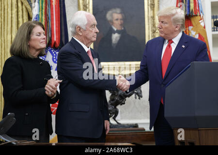 Präsident Donald J. Trumpf (R) schüttelt Hände mit American Racing Magnat Roger Penske (C), der zusammen mit seiner Frau Kathy Penske (L), während ein Presidential Medal of Freedom Zeremonie im Oval Office des Weißen Hauses in Washington, DC am Donnerstag, 24. Oktober 2019. Die Medaille der Freiheit wird durch den Präsidenten, Bürgern, die eine "besonders verdienstvollen Beitrag zur Sicherheit oder nationalen Interessen der Vereinigten Staaten, oder den Frieden in der Welt stellen vergeben, oder kulturelle oder andere bedeutende öffentliche oder private Unternehmungen." Foto von Shawn Thew/UPI Stockfoto