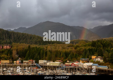 Ketchikan, Alaska, United States - 26. September 2019: Schöne Luftaufnahme von einer kleinen touristischen Stadt am Ozean Küste während einer stürmischen und regnerischen Su Stockfoto