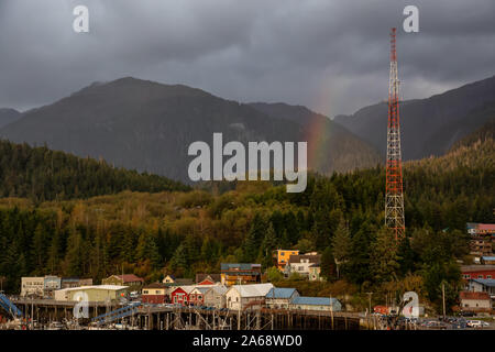 Ketchikan, Alaska, United States - 26. September 2019: Schöne Luftaufnahme von einer kleinen touristischen Stadt am Ozean Küste während einer stürmischen und regnerischen Su Stockfoto