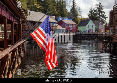 Ketchikan, Alaska, United States - 26. September 2019: Schöne Aussicht auf eine amerikanische Flagge in einem berühmten Creek Street in einer kleinen touristischen Stadt auf der Oc Stockfoto