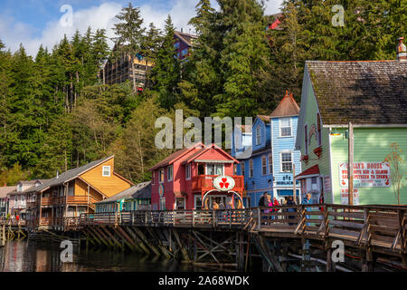 Ketchikan, Alaska, United States - 26. September 2019: Schöne Aussicht auf eine berühmte Creek Street in einer kleinen touristischen Stadt am Ozean Küste während einer s Stockfoto