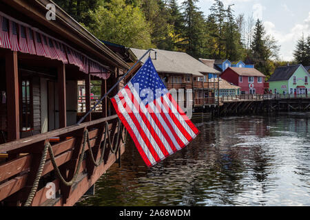 Ketchikan, Alaska, United States - 26. September 2019: Schöne Aussicht auf eine amerikanische Flagge in einem berühmten Creek Street in einer kleinen touristischen Stadt auf der Oc Stockfoto